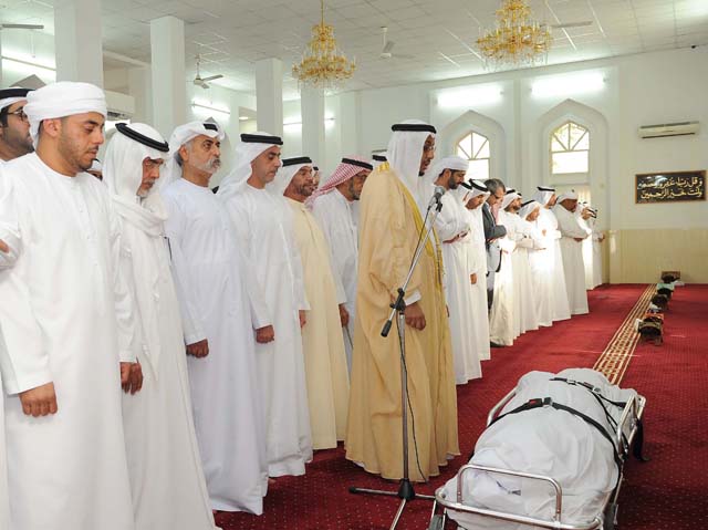 سرور بن محمد وسيف بن زايد وعدد من الشيوخ يؤدون صلاة الجنازة على جثمان محمد السويدي